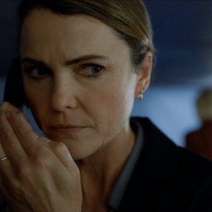 The Diplomat 3. Keri Russell in primo piano al telefono