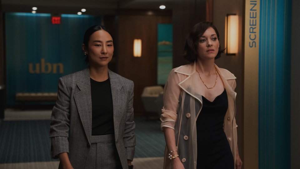 The Morning Show Greta Lee Marion Cotillard Scena Quarta Stagione Serie Tv Apple Tv Plus