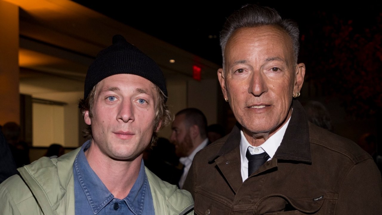 Un primo piano di Bruce Springsteen e Jeremy Allen White