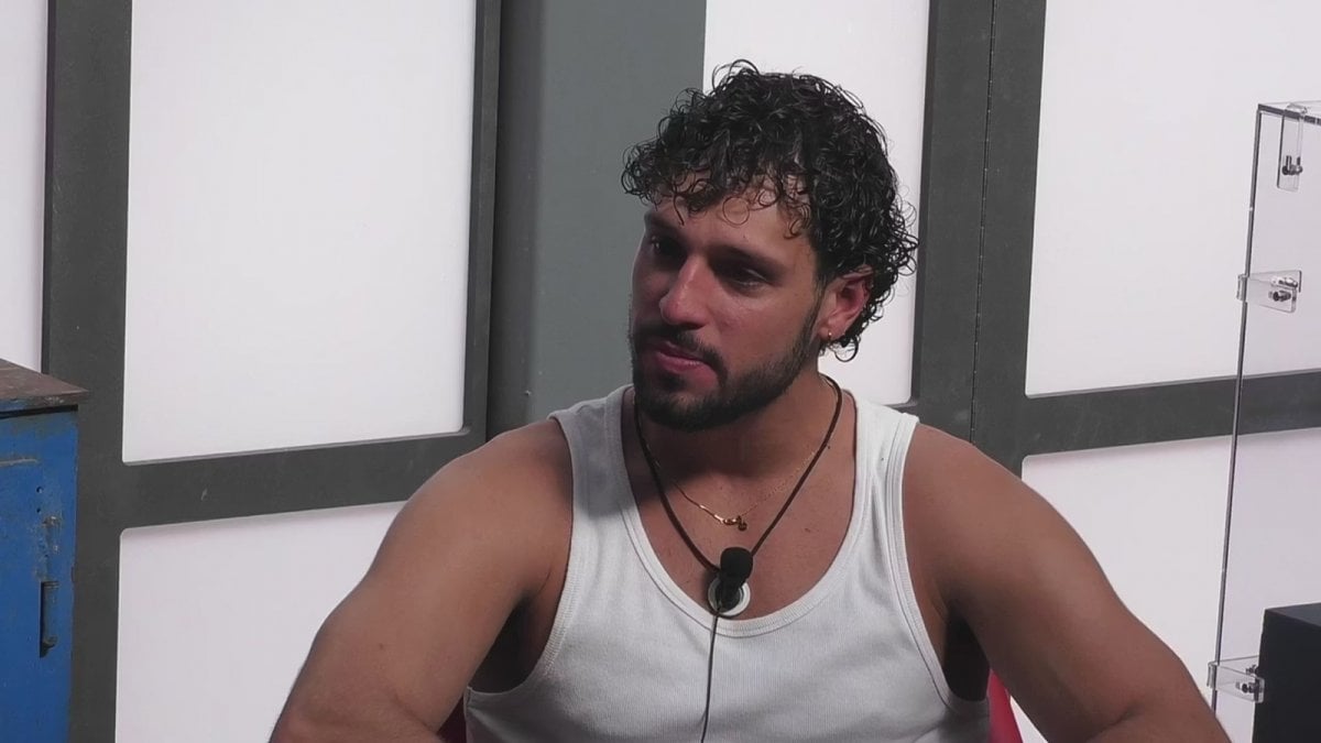grande fratello mattia scudieri contro tutti l uomo pi249 bello delle donne 200 polemica sui canoni estetici
