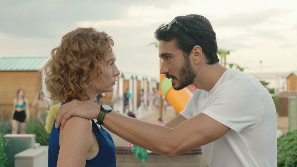 La ricetta della felicità, anticipazioni ultima puntata stasera su Rai 1: Enrico arriva a Marina di Romagna La ricetta della felicità, anticipazioni ultima puntata stasera su Rai 1: Enrico arriva a Marina di Romagna