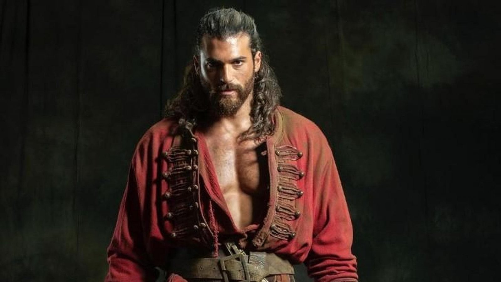 Can Yaman in una scena della serie Sandokan