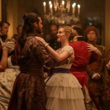 Sandokan: Can Yaman e  Alanah Bloor durante una festa da ballo