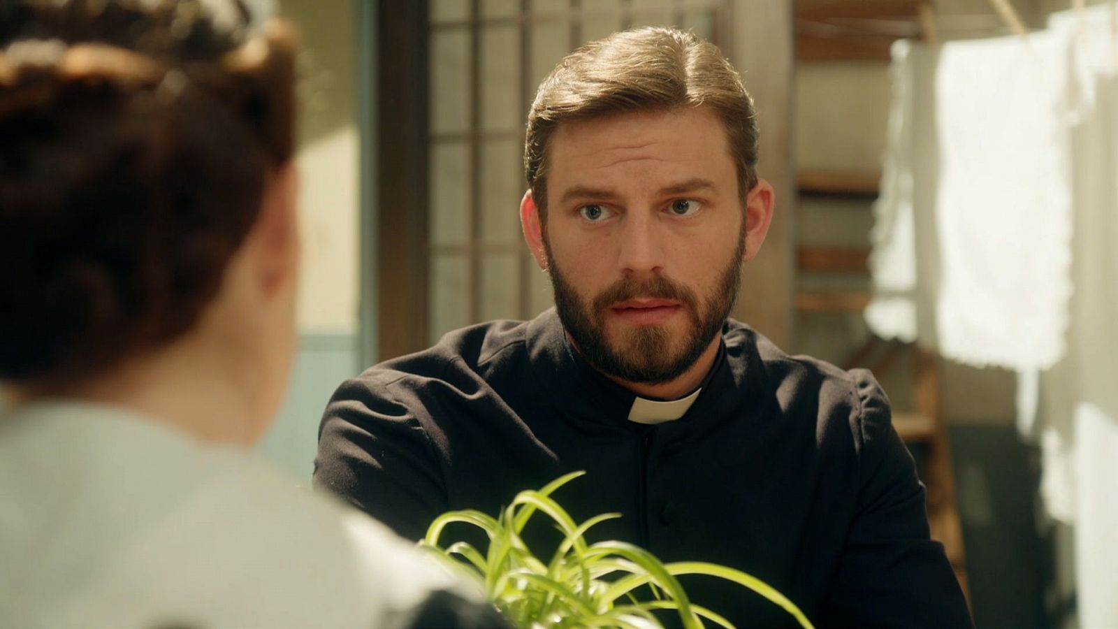Padre Samuel interpretato da Daniel Schröder