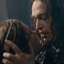 Dracula - L'amore perduto:  Caleb Landry Jones, Zoë Bleu in una foto