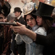 Dracula - L'amore perduto:  Caleb Landry Jones, Zoë Bleu con il fucile