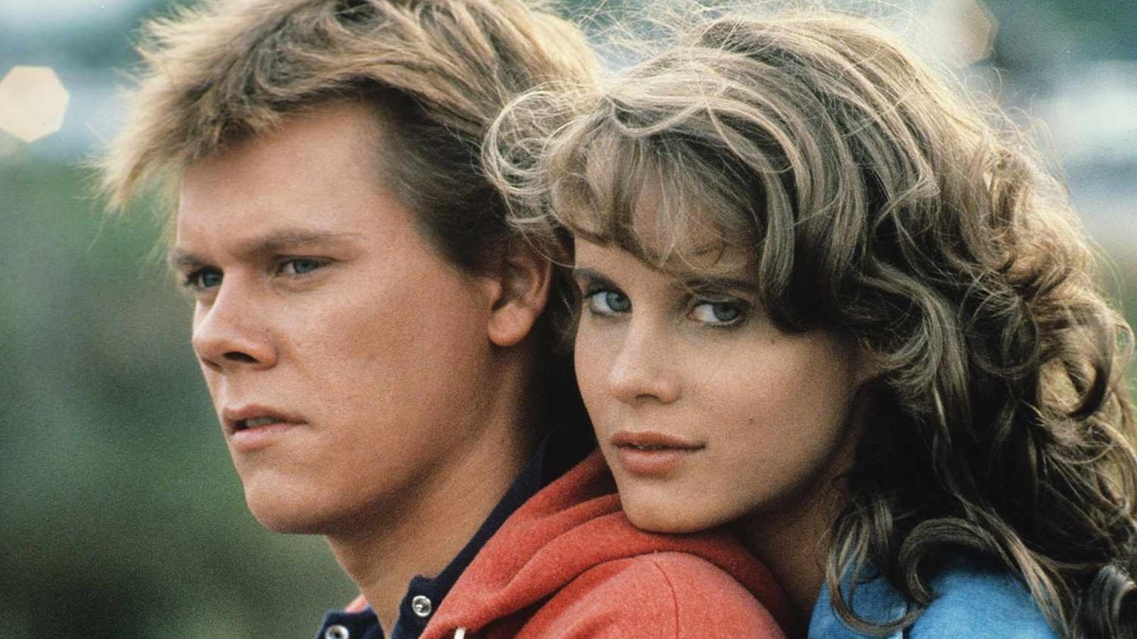 Kevin Bacon e Lori Singer in una scena di Footloose