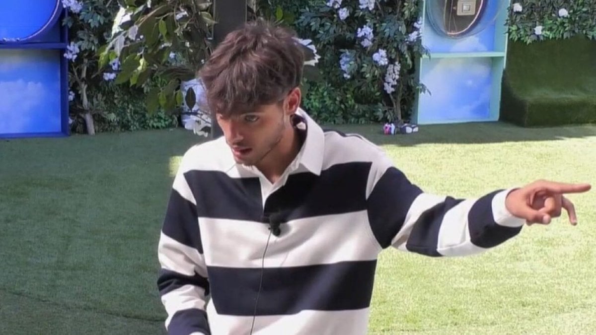 Grande Fratello, Omer e Simone, scontro acceso dopo uno scherzo finito male Grande Fratello, Omer e Simone, scontro acceso dopo uno scherzo finito male
