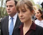 Da Smallville al carcere: Allison Mack racconta in un podcast come è entrata in una setta
