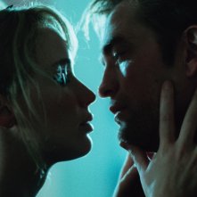 Die My Love: Jennifer Lawrence e Robert Pattinson in un momento romantico