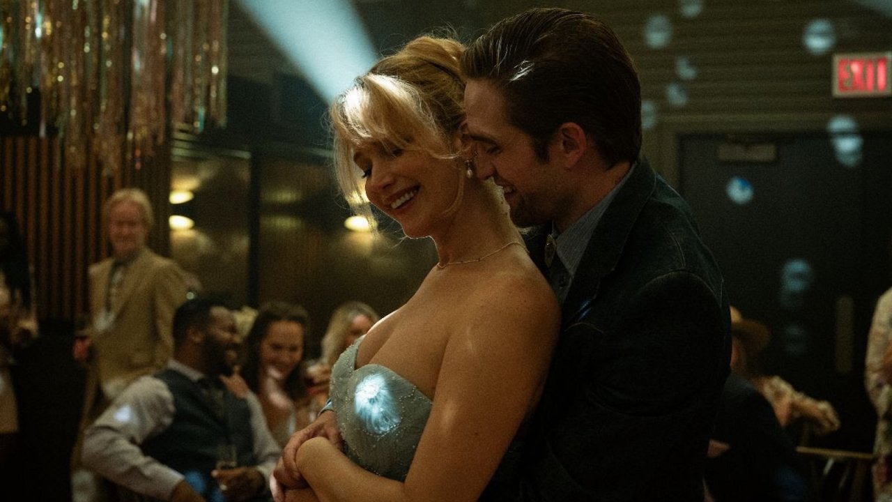 Jennifer Lawrence e Robert Pattinson in una scena di Die, My Love
