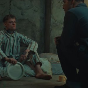 Good Boy: Anson Boon incantenato