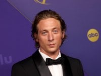 The Mandalorian &amp; Grogu: Jeremy Allen White spoilera parti della trama e il suo personaggio