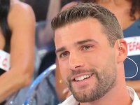 Uomini e donne anticipazioni: Flavio Ubirti bacia una corteggiatrice, Sabrina Zago torna in studio