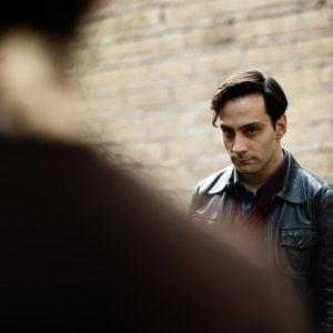 Il Mostro: Valentino Mannias in una scena della serie Netflix