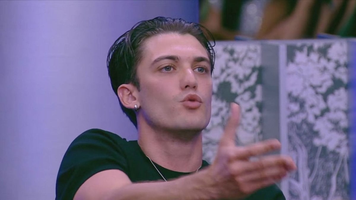 Jonas Pepe supera il limite al Grande Fratello: commenti sessisti e parole indegne. Simona Ventura si infuria