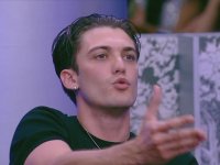 Jonas Pepe supera il limite al Grande Fratello: commenti sessisti e parole indegne. Simona Ventura si infuria