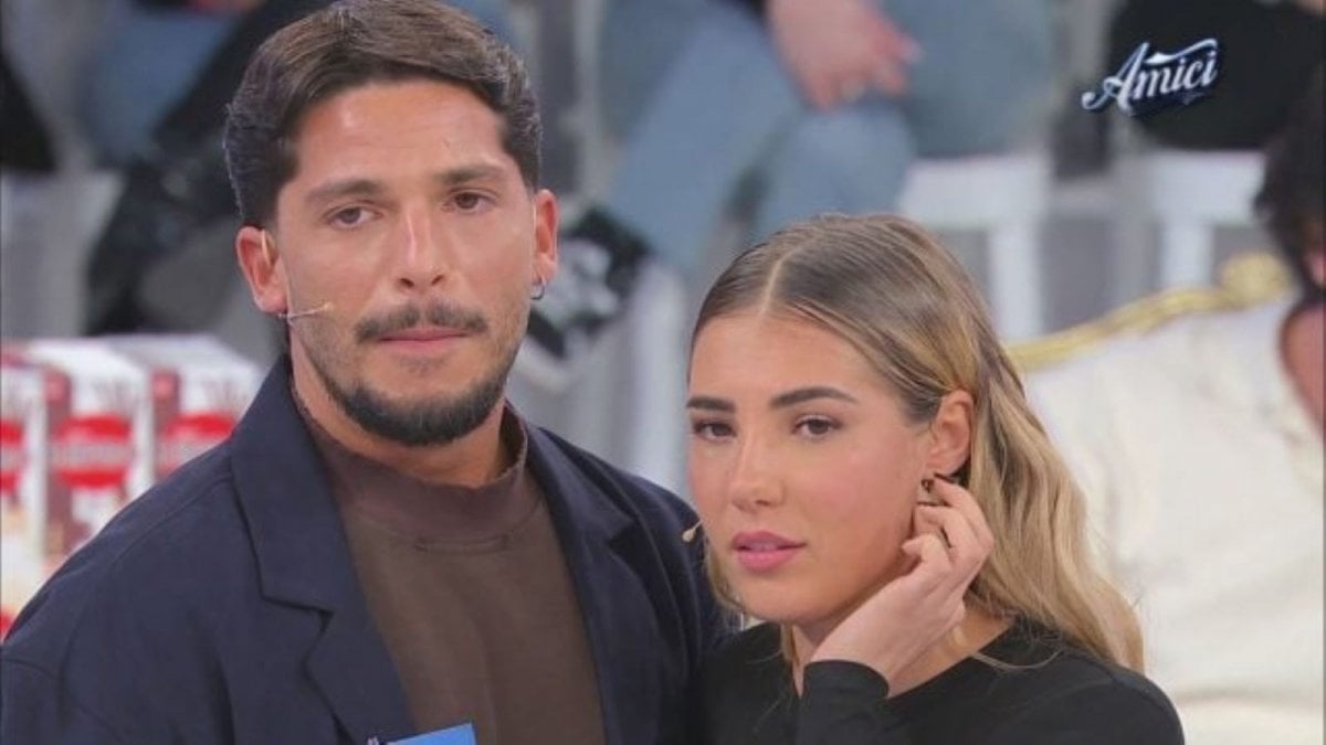 Uomini e Donne, Martina De Ioannon e Gianmarco Steri: spunta la foto del bacio. La reazione di Ciro Solimeno Uomini e Donne, Martina De Ioannon e Gianmarco Steri: spunta la foto del bacio. La reazione di Ciro Solimeno