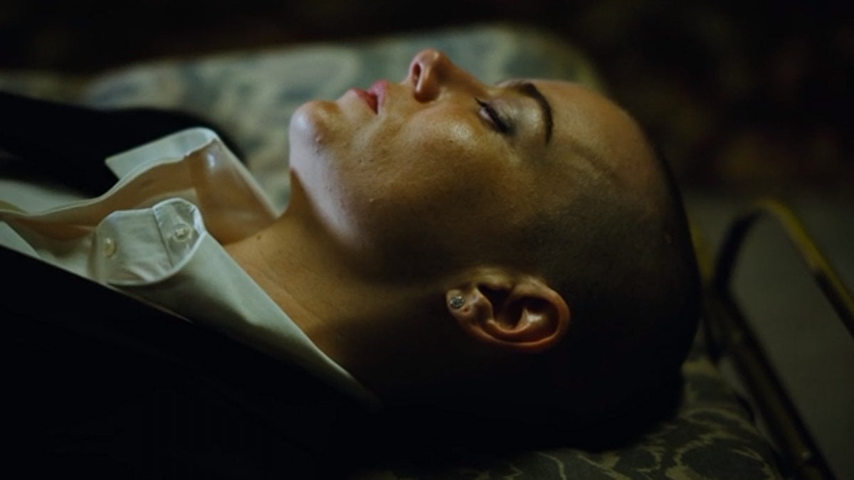 Bugonia: come riconoscere un alieno? Lo svela la clip in esclusiva tratta dal film di Yorgos Lanthimos Bugonia: come riconoscere un alieno? Lo svela la clip in esclusiva tratta dal film di Yorgos Lanthimos
