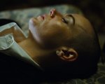 Bugonia: come riconoscere un alieno? Lo svela la clip in esclusiva tratta dal film di Yorgos Lanthimos