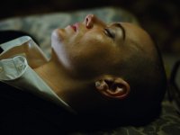Bugonia: come riconoscere un alieno? Lo svela la clip in esclusiva tratta dal film di Yorgos Lanthimos
