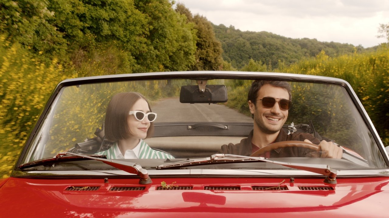 Emily in Paris 5, Lily Collins e Eugenio Franceschini in una scena