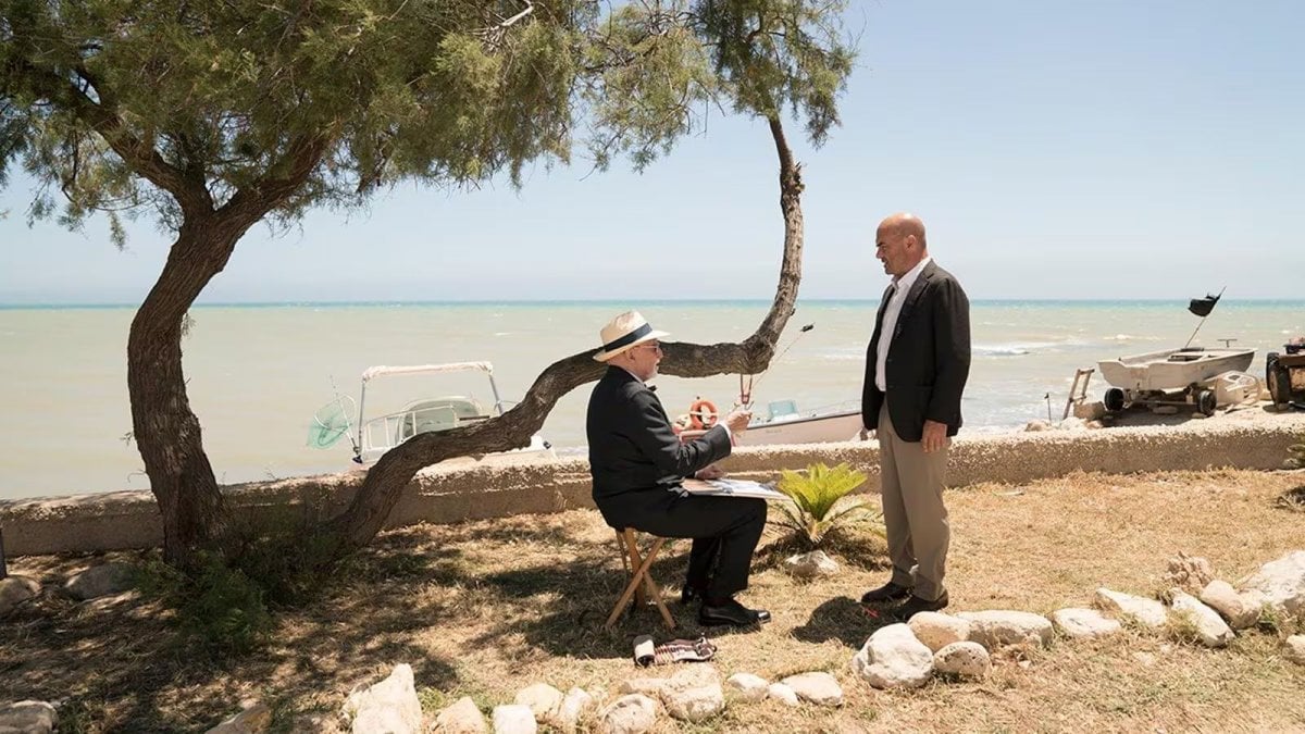Il commissario Montalbano, stasera su Rai 1 “Un diario del ‘43”: i segreti di Vigata e i funerali di Pasquano