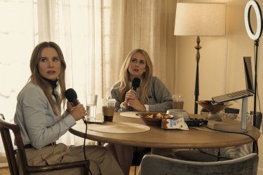 Nobody Wants This Kristen Bel Justine Lupe Scena Seconda Stagione Serie Tv Netflix