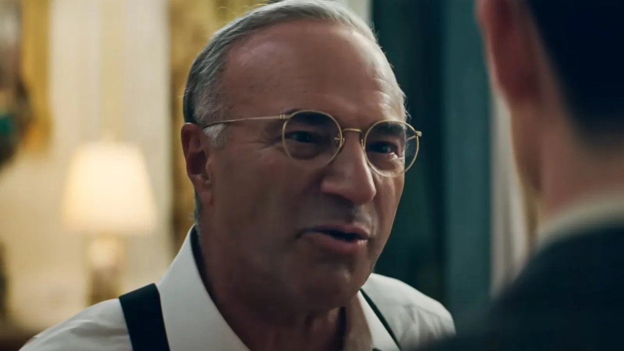 Kevin O'Leary in una scena di Marty Supreme