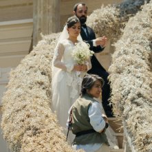 Un semplice incidente: la sposa scende le scale adornate di fiori