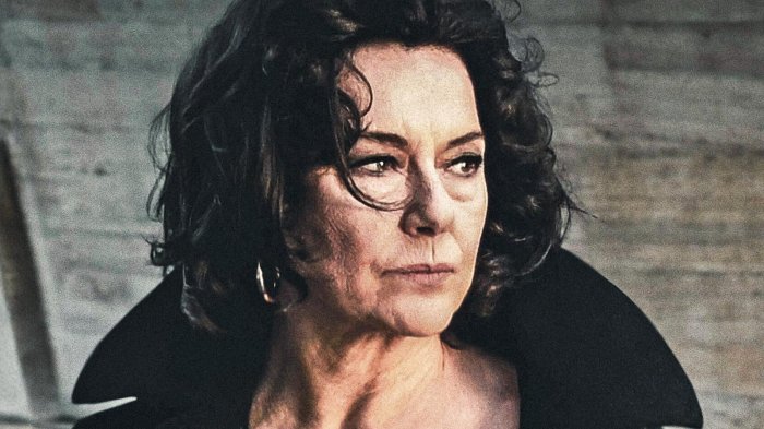 Anna, la recensione: Monica Guerritore e la difficile sfida di raccontare Magnani