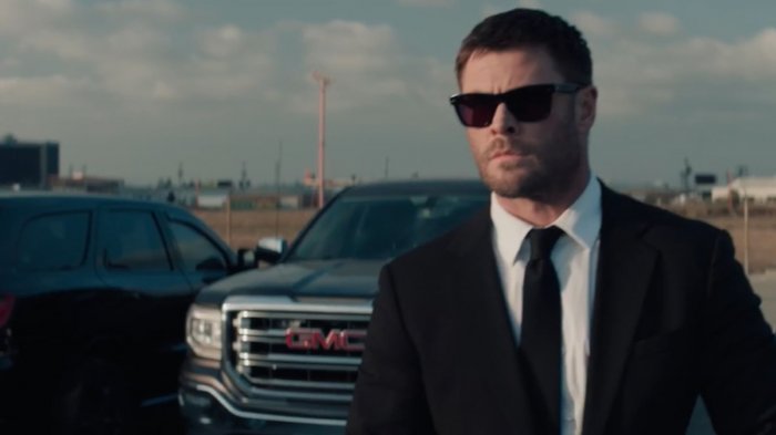 Chris Hemsworth organizza una rapina di gioielli con Halle Berry nel trailer di Crime 101