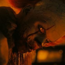 It: Welcome to Derry, un primo piano di Pennywise