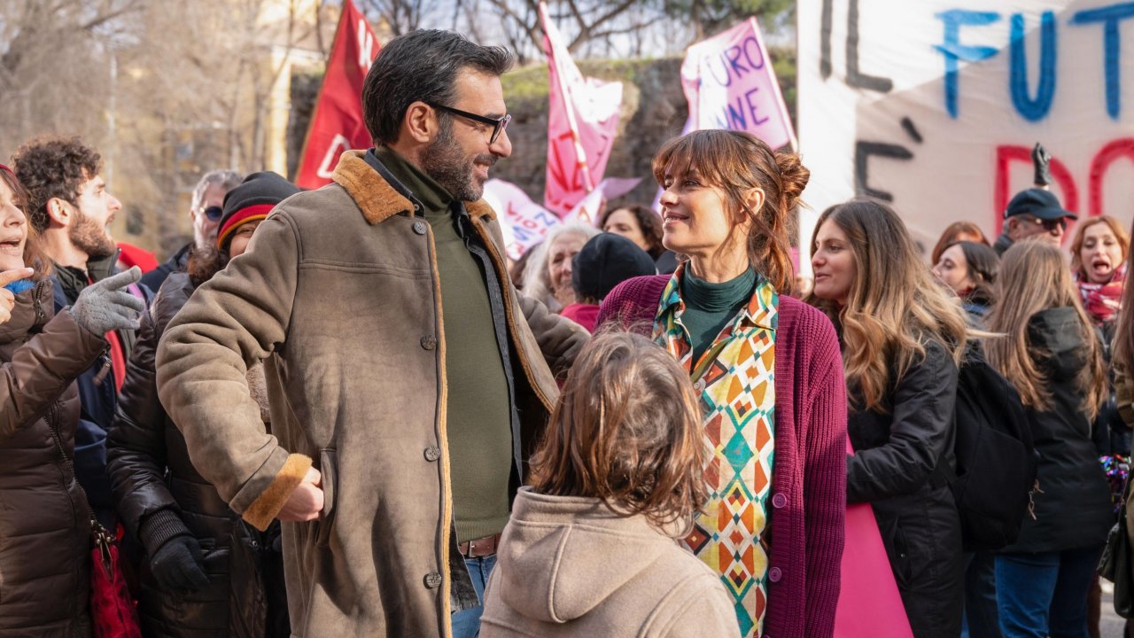 Edoardo Leo e Claudia Pandolfi in una scena di 2 cuori e 2 capanne