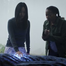 Invasion 3. Shioli Kutsuna ed Erika Alexander insieme nel finale di stagione