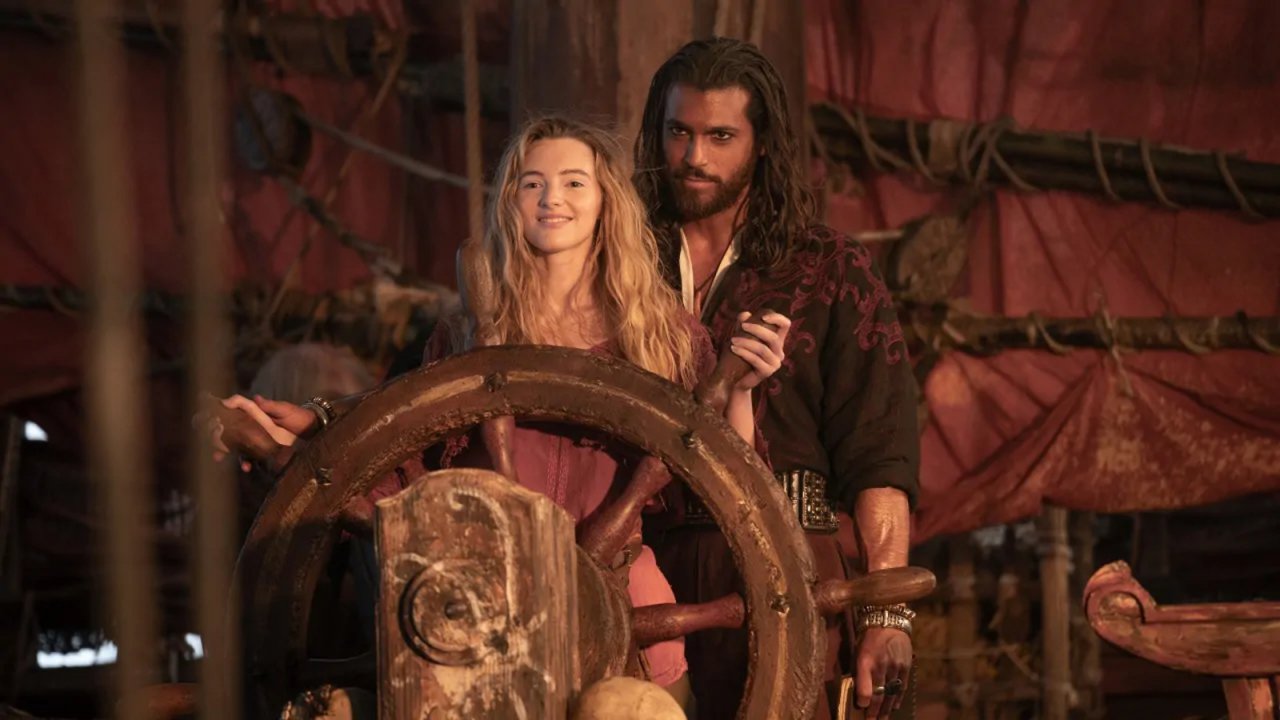 Can Yaman e Alanah Bloor in una scena di Sandokan