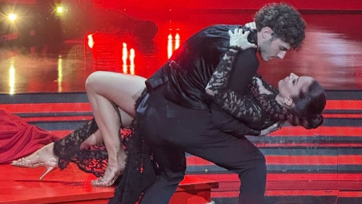 Ballando con le stelle su Rai 1, Maria Esposito ballerina per una notte, coppie in gara e prima eliminazione Ballando con le stelle su Rai 1, Maria Esposito ballerina per una notte, coppie in gara e prima eliminazione