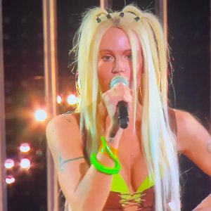 Antonella Fiordelisi nei panni di Karol G