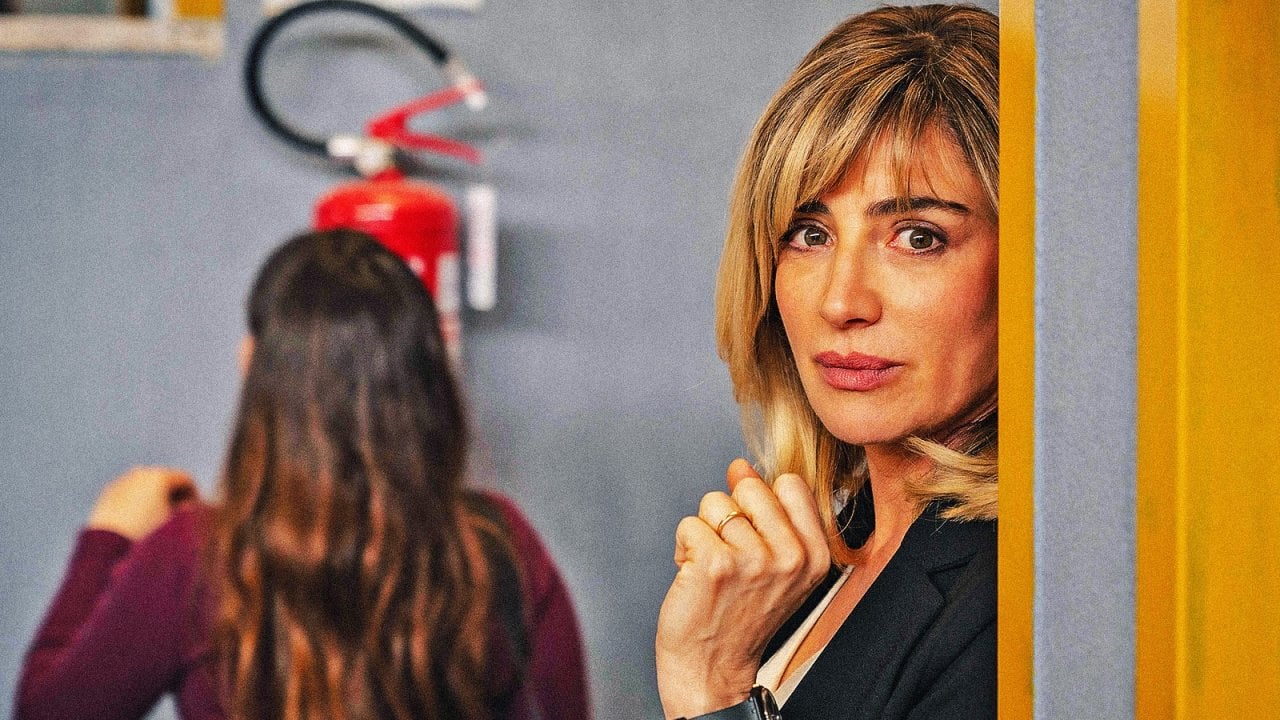 La preside, recensione: una grande Luisa Ranieri e la scuola come luogo di speranza