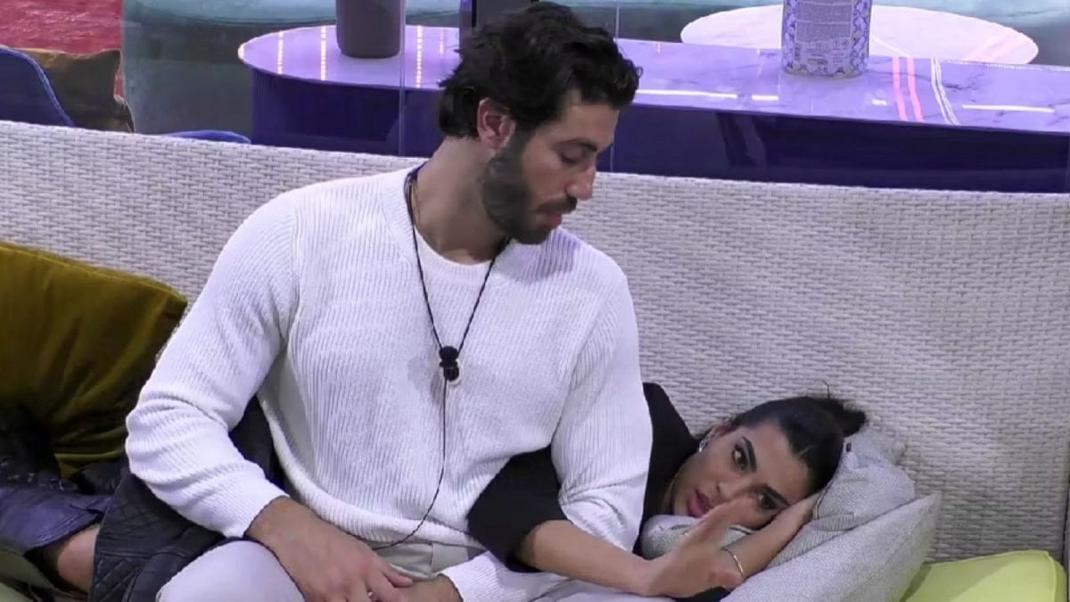 Grande Fratello, Rasha e Omer sempre più vicini: “Magari tra una settimana crollo” Grande Fratello, Rasha e Omer sempre più vicini: “Magari tra una settimana crollo”