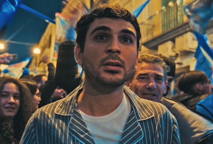 Tienimi presente, recensione: il cinema italiano riparta da Alberto Palmiero