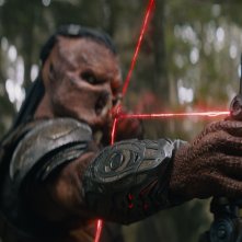 Predator: Badlands - Dimitrius Schuster-Koloamatangi con un arco e frecce laser
