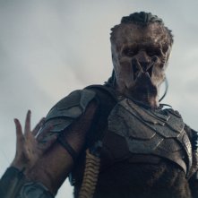 Predator: Badlands - Dimitrius Schuster-Koloamatangi in una scena
