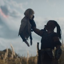 Predator: Badlands - Dimitrius Schuster-Koloamatangi, Elle Fanning in una sequenza