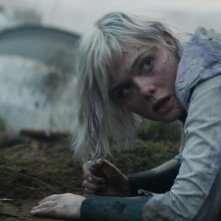 Predator: Badlands - Elle Fanning in una scena del film