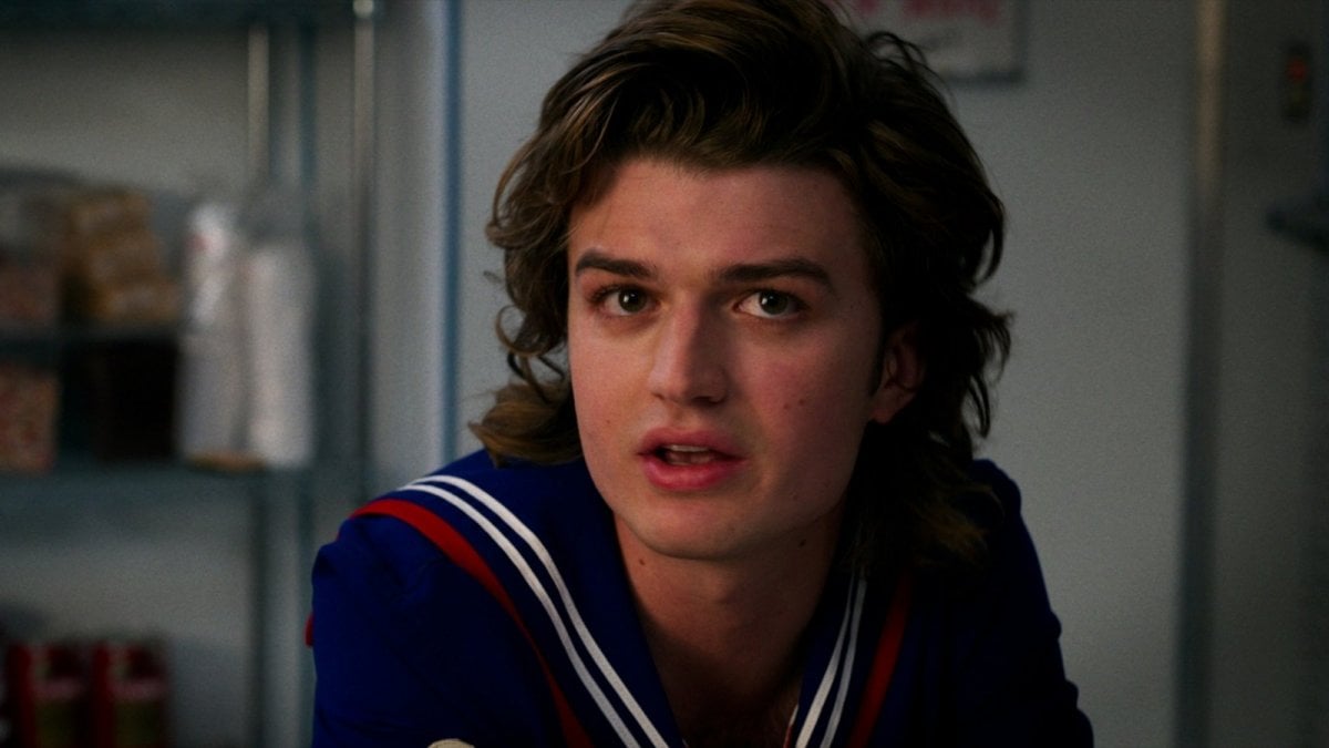 Stranger Things: le foto di Joe Keery a un matrimonio con un look ispirato alla serie diventano virali Stranger Things: le foto di Joe Keery a un matrimonio con un look ispirato alla serie diventano virali