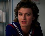 Stranger Things: le foto di Joe Keery a un matrimonio con un look ispirato alla serie diventano virali