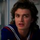 Stranger Things: le foto di Joe Keery a un matrimonio con un look ispirato alla serie diventano virali