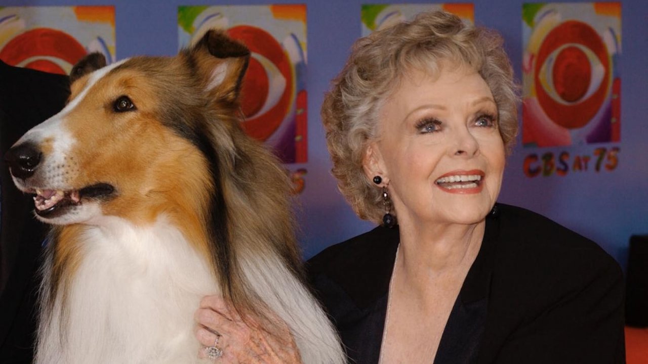 June Lockhart posa con un cane simile a Lassie