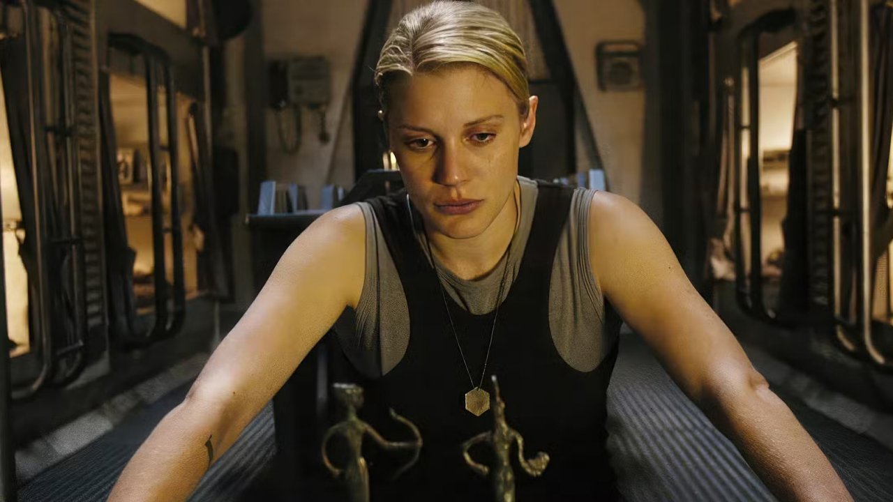 Katee Sackhoff in una scena di Battlestar Galactica